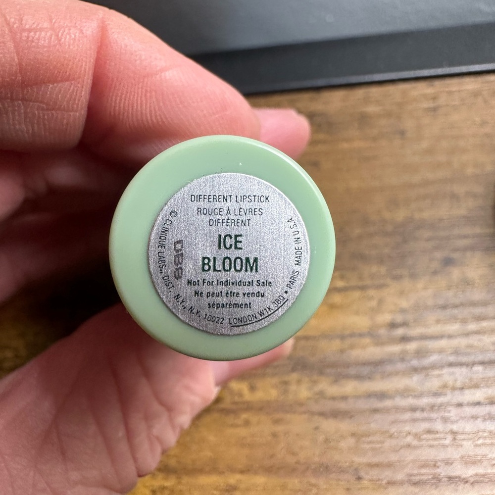 CLINIQUE Ice Bloom Different Lipstick ~ Extremely Rare NEW - Picture 2 of 2